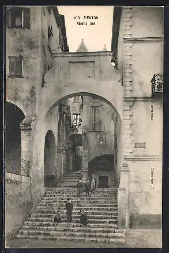 AK Menton, Vieille rue avec escalier et arcade