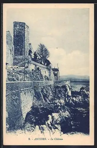 AK Antibes, Le Château surplombant la mer et les falaises rocheuses