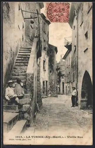 AK La Turbie, Vieille Rue avec habitants et escaliers