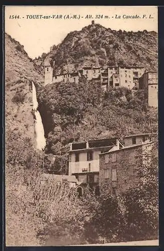 AK Touët-sur-Var, La Cascade et vue sur le village pittoresque en montagne
