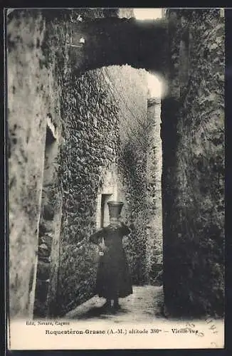 AK Roquestéron-Grasse, Vieille rue avec personnage en costume traditionnel