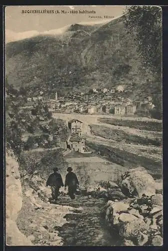 AK Roquebillière, Vue du village avec deux promeneurs sur le chemin montagneux