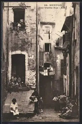AK Menton, Une Vieille Rue animée dans le quartier historique