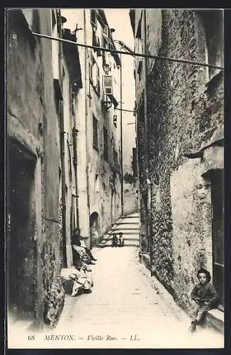 AK Menton, Vieille Rue avec enfants jouant dans la ruelle étroite