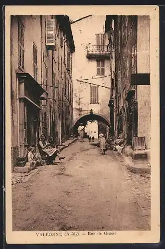AK Valbonne, Rue de Grasse animée avec habitants en scène quotidienne