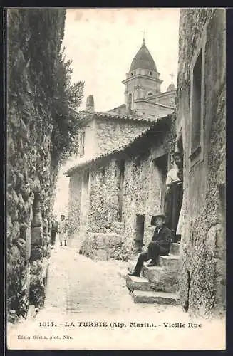 AK La Turbie, Vieille Rue avec vue sur le clocher et habitants sur les marches