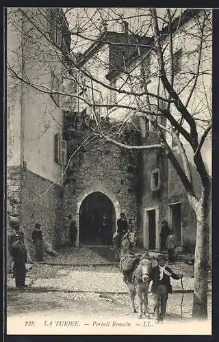 AK La Turbie, Portail Romain et scène de rue animée