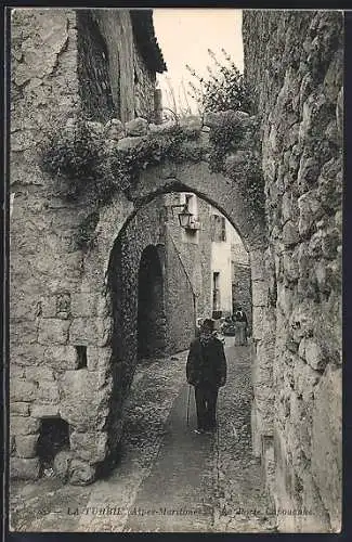 AK La Turbie, La Porte Gafouane et rue étroite avec passant