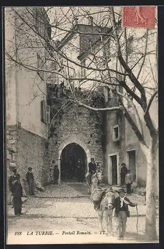 AK La Turbie, Portail Romain et scène de village animée