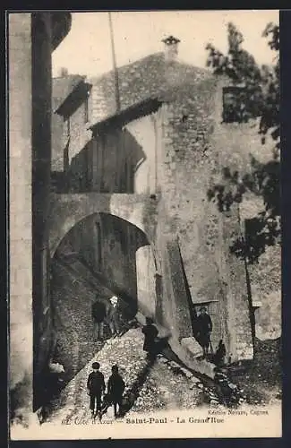 AK Saint-Paul, La Grand`Rue avec arche en pierre et passants