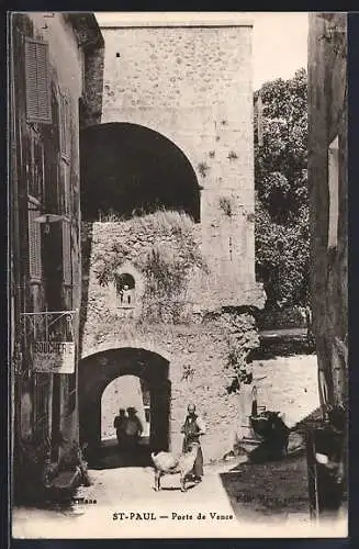 AK Saint-Paul, Porte de Vence avec personnages et chèvre au premier plan