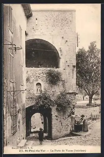 AK Saint-Paul-du-Var, La Porte de Vence (Intérieur)