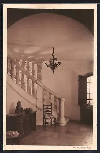 AK Saint-Paul, Intérieur élégant avec escalier et lustre