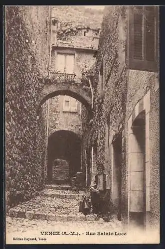 AK Vence, Rue Sainte-Luce avec passage voûté et homme assis
