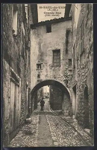 AK Saint-Paul-du-Var, Grande Rue avec passage voûté et pavés anciens