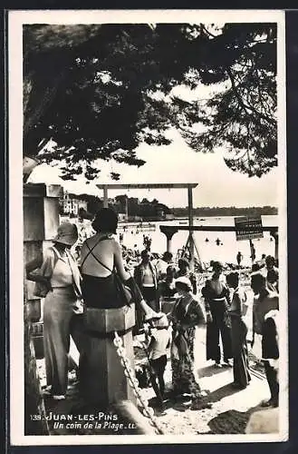 AK Juan-les-Pins, Un coin de la Plage avec des baigneurs et promeneurs animés