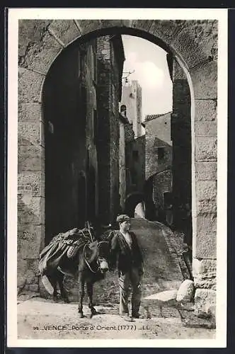 AK Vence, Porte d`Orient (1777) avec un homme et son âne dans la rue pavée