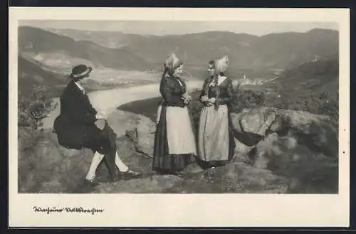 AK Wachauer Volkstrachten, Bauern in Trachten geniessen die Aussicht auf den Fluss