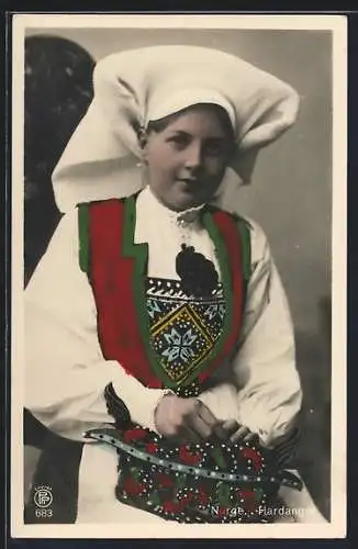 AK Hardanger, norwegische Frau in Tracht