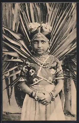 AK Junges Mädchen in traditioneller Kleidung und viel Schmuck, Sri Lanka