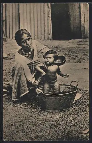 AK indische Frau badet ihr Kind in einem Wassertrog