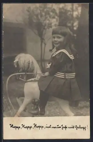 Foto-AK Mädchen auf einem Schaukelpferd