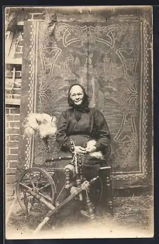 Foto-AK Alte Frau am Spinnrad