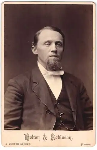 Fotografie Holton & Robinson, Boston / Mass., Portrait Herr Gustav Fischer im Anzug mit Fliege, 1879