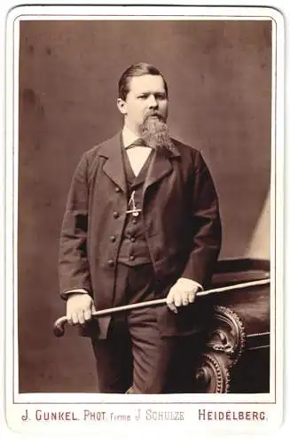 Fotografie J. Gunkel, Heidelberg, Portrait Carl Fischer zu Besuch in Messkirch mit Flanierstock