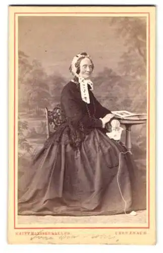 Fotografie Kauffmann & Kesseler, Bad Creuznach, ältere Dame Frau von Rohr im Kleid mit Haube