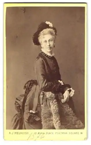 Fotografie A. J. Melhuish, London, junge Frau Jo. Rüffler im Viktorianischen Kleid, 1876