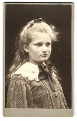 Fotografie unbekannter Fotograf und Ort, Portrait junges Mädchen Annemarie Spur im Kleid, 1906
