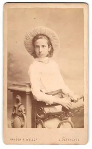 Fotografie Hansen & Weller, Kjöbenhavn, Mädchen Mary Wiley im hellen Sommerkleid mit Hut