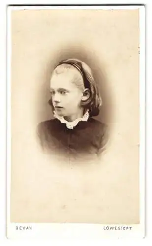 Fotografie H. W. Bevan, Lowestoft, junges englisches Mädchen Grace Grierson mit Haarband