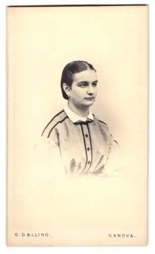 Fotografie Gaetano Gallino, Genova, junge Frau Madame Dr. Massi im Kleid mit weissem Kragen