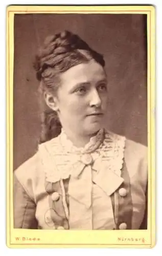 Fotografie W. Biede, Nürnberg, Portrait Frau Minna Botzberger im hellen Kleid mit geflochtenen Haaren