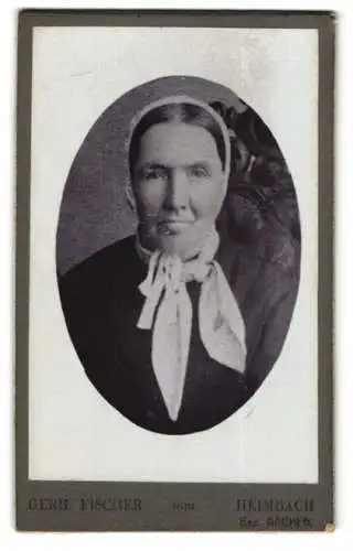Fotografie Gerh. Fischer, Heimbach bez. Aachen, Portrait ältere Dame mit Kopftuch