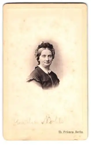 Fotografie Th. Prümm, Berlin, Portrait ältere Dame Frau Emilie Nolte mit Kopfschmuck