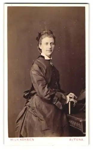 Fotografie Wilhelm Köhnen, Altona, junge Frau im dunklen Kleid mit Brosche