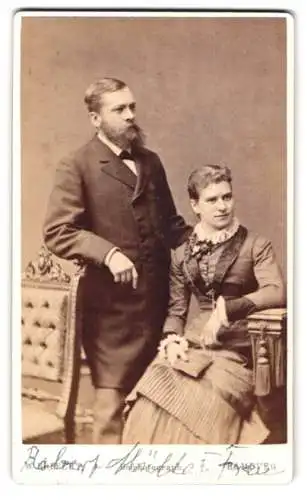 Fotografie W. Höffert, Hamburg, junges Paar Robert Müller nebst seiner Frau