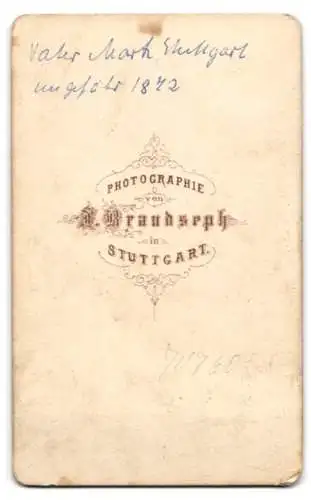 Fotografie Fr. Brandseph, Stuttgart, niedlicher kleiner Junge Mark im Kleidchen auf einemm Stuhl sitzend