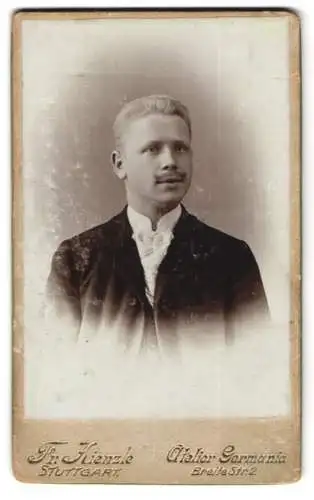 Fotografie Fr. Kienzle, Stuttgart, Portrait Herr Joh. Reich im Anzug mit Fliege