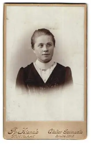 Fotografie Fr. Kienzle, Stuttgart, junge Frau Luise im dunklen Kleid
