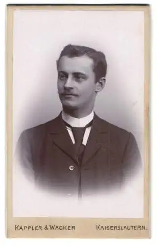 Fotografie Kappler & Wacker, Kaiserslautern, Portrait Herr Oscar Hub im Anzug, 1895