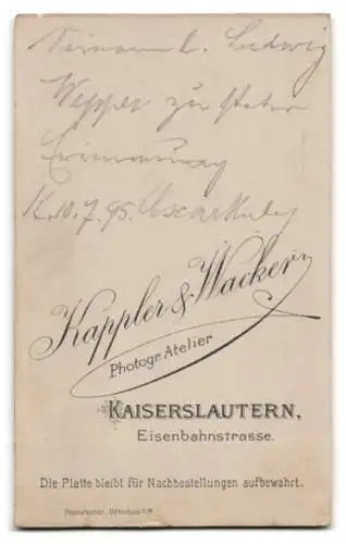 Fotografie Kappler & Wacker, Kaiserslautern, Portrait Herr Oscar Hub im Anzug, 1895