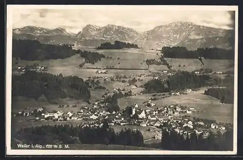 AK Weiler / Allgäu, Ortsansicht mit Berglandschaft