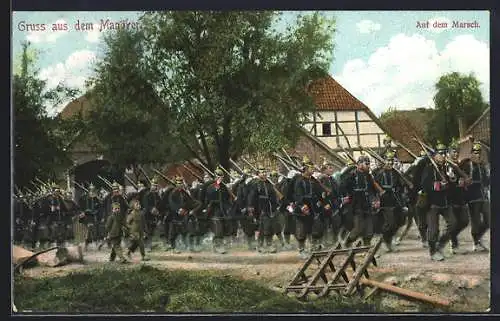 AK Infanteristen in Uniformen auf dem Marsch durch ein Dorf
