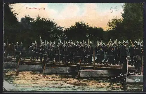 AK Uniformierte Infanteristen beim Flussübergang