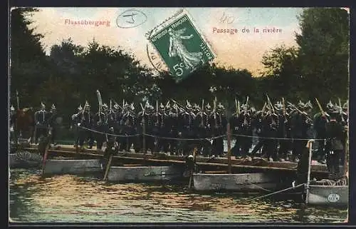 AK Deutsche Infanteristen in Uniformen beim Flussübergang