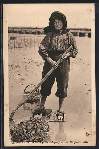 AK Arcachon, Frau beim Muscheln sammeln, Cote d'Argent, Une Parqueuse